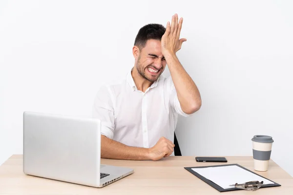 Joven Hombre Negocios Con Teléfono Móvil Lugar Trabajo Que Tiene —  Fotos de Stock