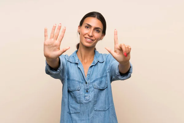Jonge Vrouw Geïsoleerde Achtergrond Tellen Zeven Met Vingers — Stockfoto