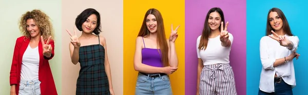 Set Van Vrouwen Geïsoleerde Kleurrijke Achtergrond Glimlachen Tonen Overwinning Teken — Stockfoto