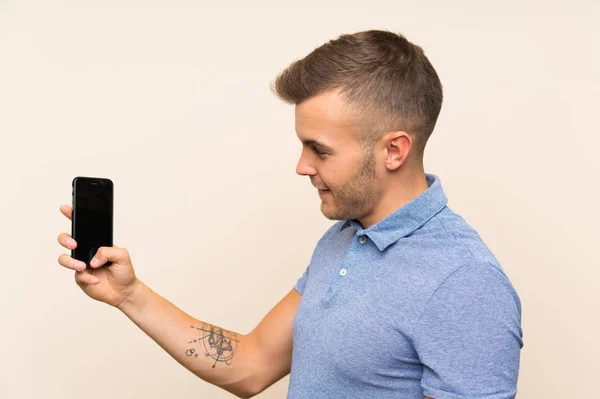 Jovem Loira Usando Telefone Celular Com Expressão Feliz — Fotografia de Stock