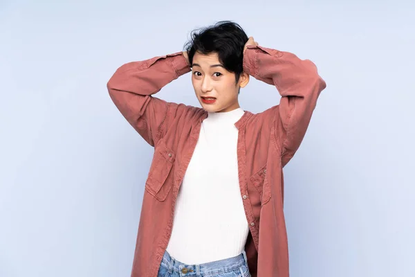 Joven Asiática Chica Sobre Aislado Azul Fondo Frustrado Toma Las — Foto de Stock