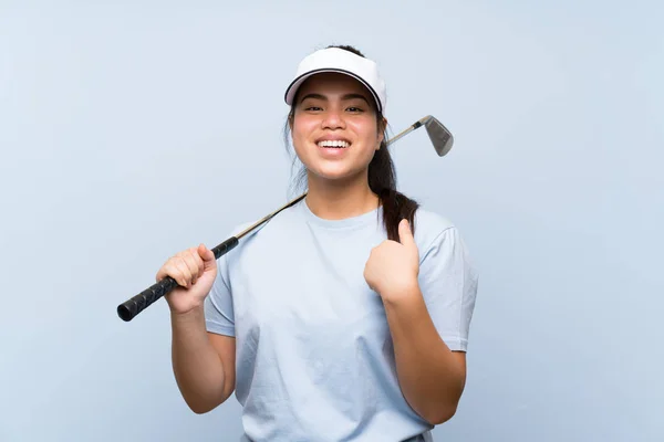 Jovem Golfista Menina Asiática Sobre Fundo Azul Isolado Com Expressão — Fotografia de Stock
