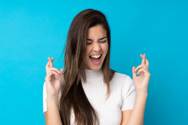 Adolescente Menina Sobre Isolado Fundo Azul Com Dedos Cruzando — Fotografia de Stock