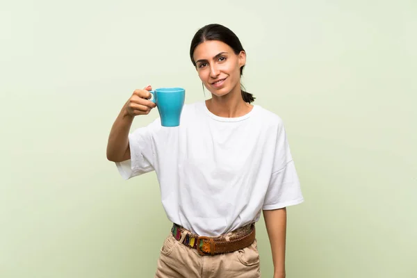 Giovane Donna Sfondo Verde Isolato Possesso Tazza Calda Caffè — Foto Stock