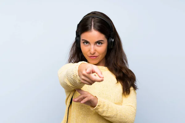 Jeune Femme Écoutant Musique Avec Mobile Sur Mur Bleu Isolé — Photo