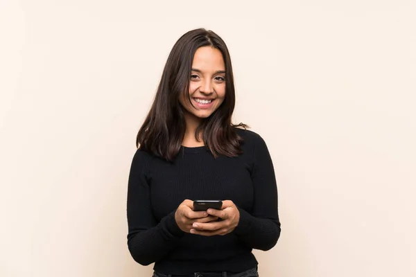 Junge Brünette Frau Mit Weißem Pullover Über Isoliertem Hintergrund Sendet — Stockfoto