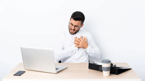 Joven Hombre Negocios Lugar Trabajo Con Dolor Corazón —  Fotos de Stock