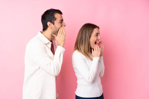 Paar Valentinstag Über Isoliertem Rosa Hintergrund Schreit Mit Weit Geöffnetem — Stockfoto