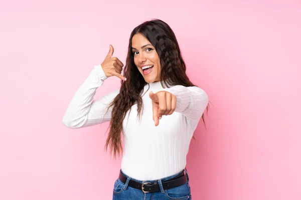 Mujer Joven Sobre Fondo Rosa Aislado Haciendo Gesto Teléfono Apuntando — Foto de Stock