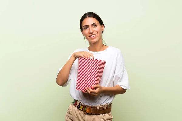 Młoda Kobieta Białym Tle Zielone Trzymając Miskę Popcorns — Zdjęcie stockowe