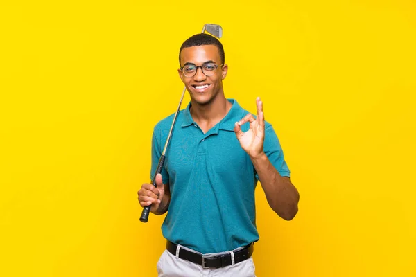 African American Golfer Player Man Showing Sign Fingers — Stock Photo, Image