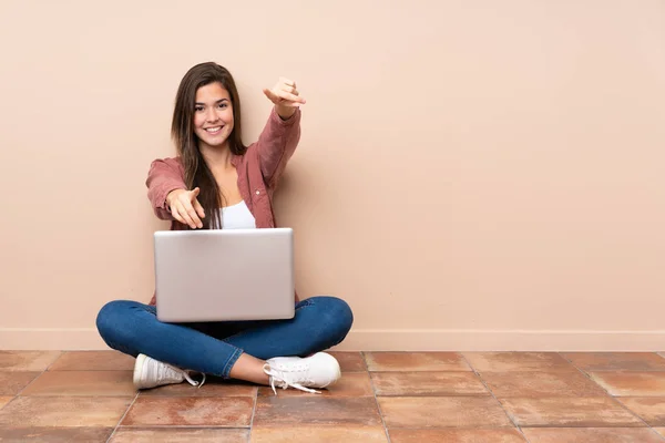 Adolescente Estudiante Chica Sentada Suelo Con Portátil Señala Dedo Usted — Foto de Stock