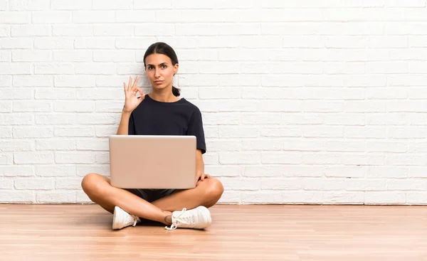 Νεαρή Γυναίκα Ένα Φορητό Υπολογιστή Κάθεται Στο Πάτωμα Δείχνει Μια — Φωτογραφία Αρχείου