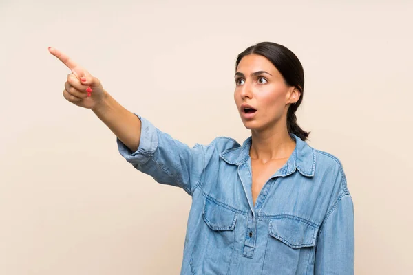 Junge Frau Mit Isoliertem Hintergrund Zeigt Weg — Stockfoto