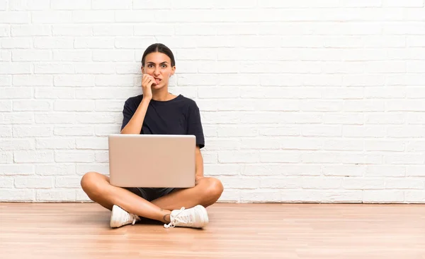 Νεαρή Γυναίκα Ένα Φορητό Υπολογιστή Που Κάθεται Στο Πάτωμα Νευρική — Φωτογραφία Αρχείου