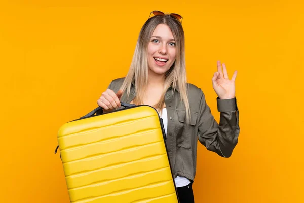 Mladá Blondýna Žena Přes Izolované Žluté Pozadí Dovolené Cestovní Kufr — Stock fotografie