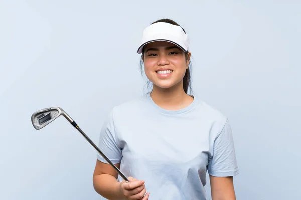 Joven golfista asiática chica sobre aislado azul fondo — Foto de Stock