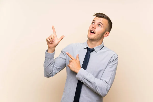 Jonge Blonde Zakenman Geïsoleerde Achtergrond Wijzen Met Wijsvinger Een Geweldig — Stockfoto