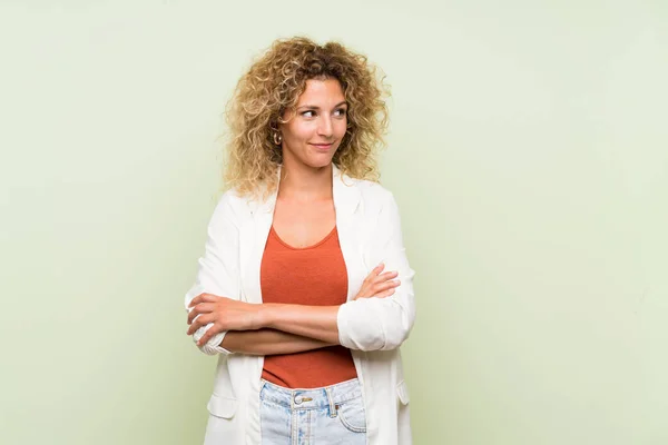 Jeune Femme Blonde Aux Cheveux Bouclés Sur Fond Vert Isolé — Photo