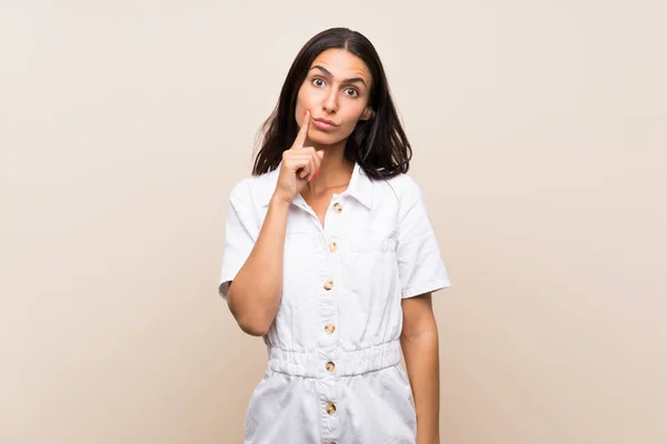 Giovane Donna Sfondo Isolato Guardando Davanti — Foto Stock