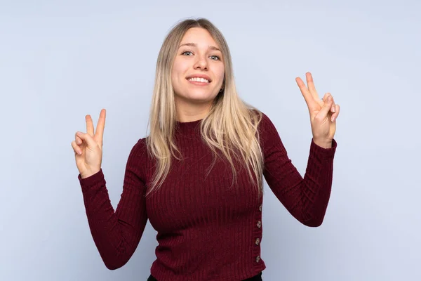 Jeune Femme Blonde Sur Fond Bleu Isolé Montrant Signe Victoire — Photo