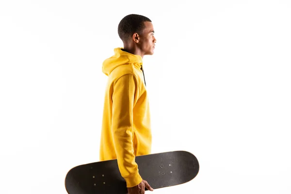 Afroamerikanische Skater Mann Über Isolierten Weißen Hintergrund — Stockfoto