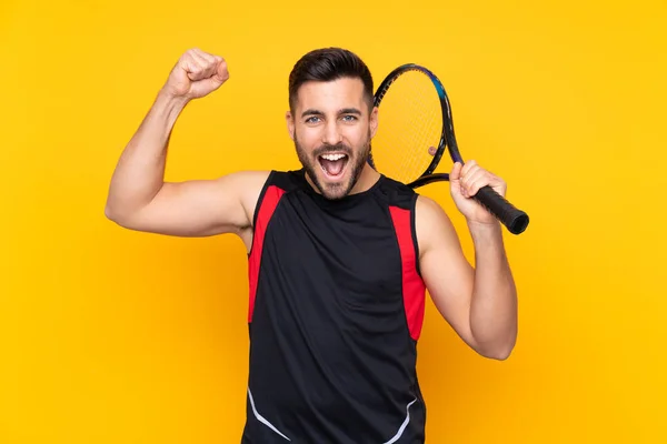 Άνθρωπος Πάνω Από Απομονωμένο Κίτρινο Φόντο Παίζει Τένις Και Γιορτάζει — Φωτογραφία Αρχείου