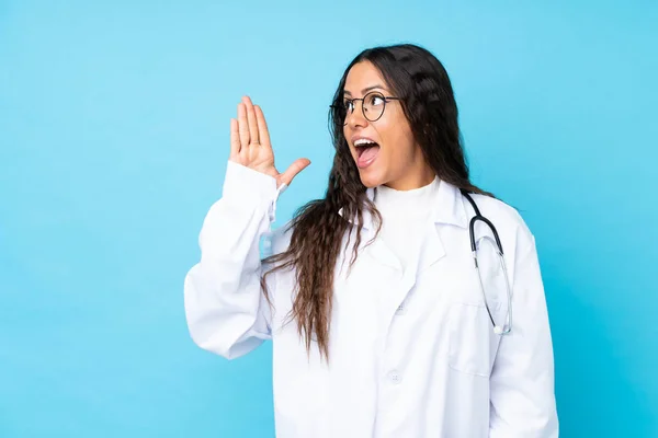 Junge Ärztin Über Isoliertem Blauem Hintergrund Schreit Mit Weit Geöffnetem — Stockfoto