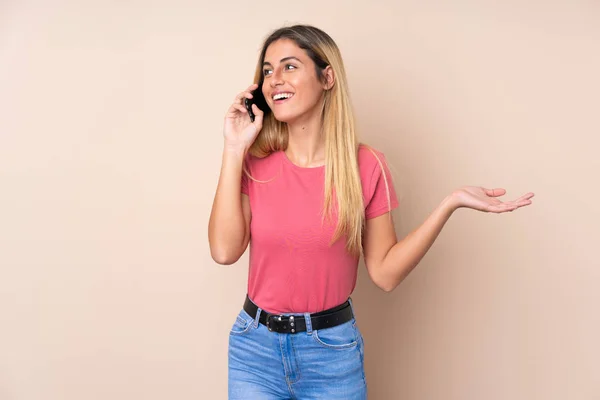 Giovane Donna Uruguaiana Sfondo Isolato Mantenendo Una Conversazione Con Telefono — Foto Stock