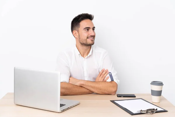 Joven Hombre Negocios Con Teléfono Móvil Lugar Trabajo Mirando Lado —  Fotos de Stock