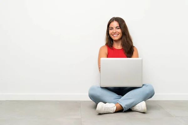 Junge Frau Mit Laptop Sitzt Lachend Auf Dem Boden — Stockfoto