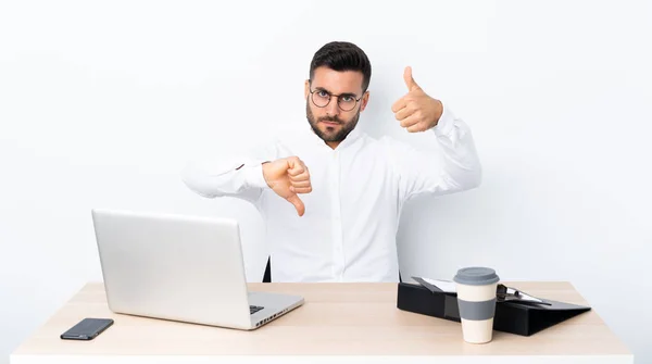 Joven Hombre Negocios Lugar Trabajo Haciendo Buena Mala Señal Indeciso — Foto de Stock