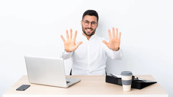 Jovem Empresário Local Trabalho Contando Dez Com Dedos — Fotografia de Stock