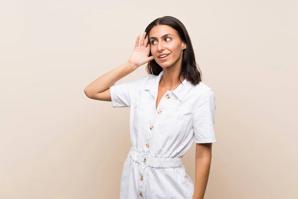 Giovane Donna Sfondo Isolato Ascoltando Qualcosa Mettendo Mano All Orecchio — Foto Stock