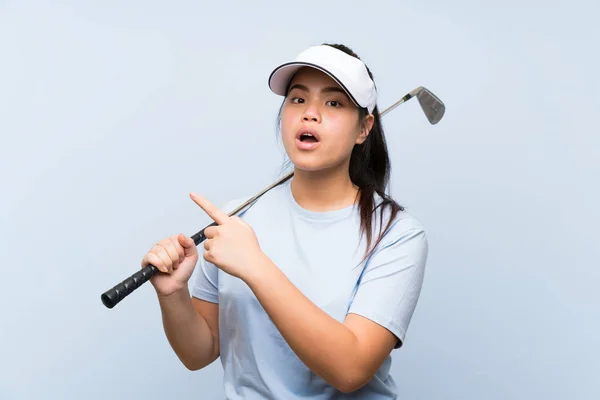 Mladý Golfista Asijské Dívka Přes Izolované Modré Pozadí Překvapený Ukazující — Stock fotografie