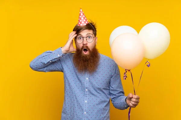 Homem Ruivo Com Barba Longa Segurando Balões Sobre Fundo Amarelo — Fotografia de Stock