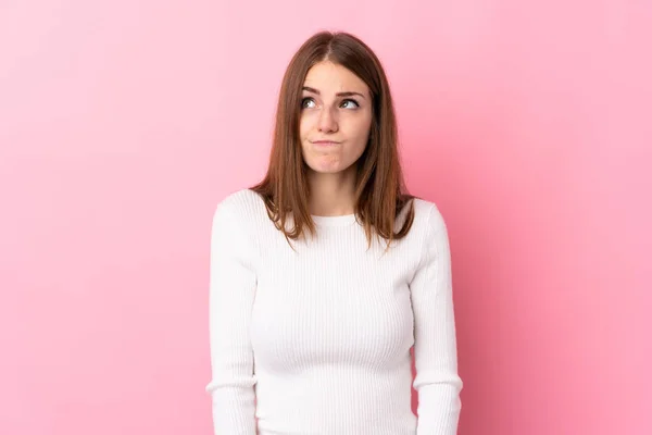 Joven Mujer Sobre Aislado Rosa Fondo Haciendo Dudas Gesto Buscando — Foto de Stock