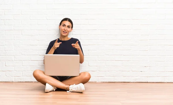 Νεαρή Γυναίκα Ένα Φορητό Υπολογιστή Που Κάθεται Στο Πάτωμα Σημεία — Φωτογραφία Αρχείου