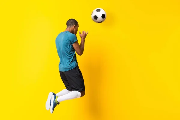 Afro Jogador Futebol Americano Homem Sobre Fundo Amarelo Isolado — Fotografia de Stock