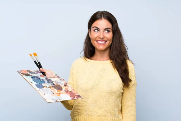 Jeune Artiste Femme Sur Fond Bleu Isolé Levant Les Yeux — Photo