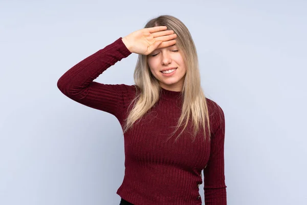 Jeune Femme Blonde Sur Fond Bleu Isolé Avec Expression Fatiguée — Photo