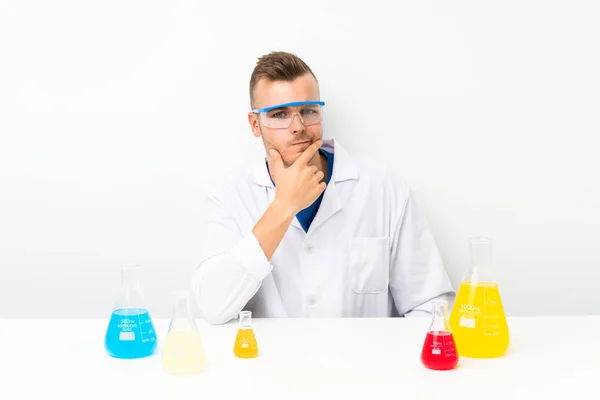 Junge Wissenschaftlerin Mit Vielen Laborflaschen Die Eine Idee Haben — Stockfoto