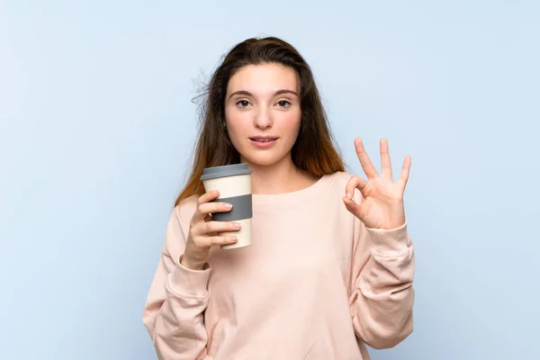 Genç Esmer Kız Izole Edilmiş Mavi Arka Planda Elinde Kahve — Stok fotoğraf