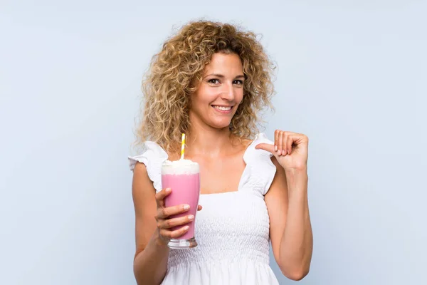 Young Blonde Woman Curly Hair Holding Strawberry Milkshake Proud Self — 스톡 사진
