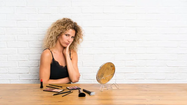 Jeune Femme Avec Beaucoup Brosse Maquillage Dans Une Table Malheureuse — Photo