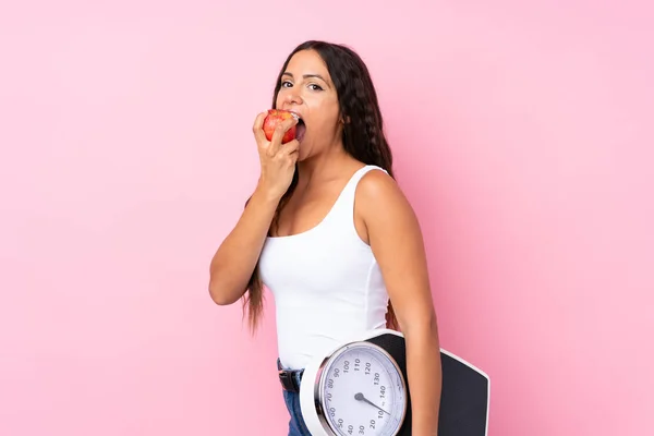 Ung Kvinna Över Isolerad Rosa Bakgrund Med Våg Maskin Och — Stockfoto