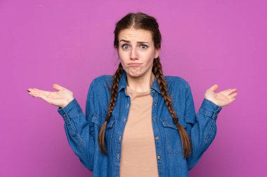 Izole mor arka plan üzerinde genç kadın yüz ifadesi karıştırmayın ile şüpheleri olan