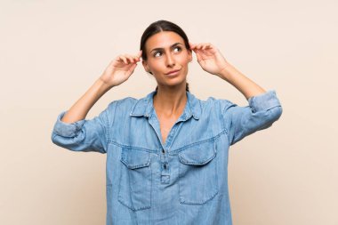 Tecrit edilmiş genç bir kadının şüpheleri ve düşünceleri var.