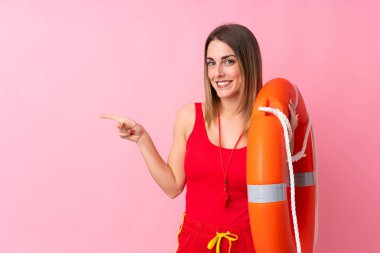 Cankurtaran kadın izole edilmiş arka planda parmağını yana doğru gösteriyor.