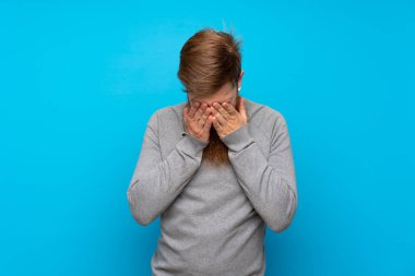 Kızıl saçlı, uzun sakallı, soyutlanmış mavi bir geçmişi olan, yorgun ve hasta bir yüzü olan bir adam.